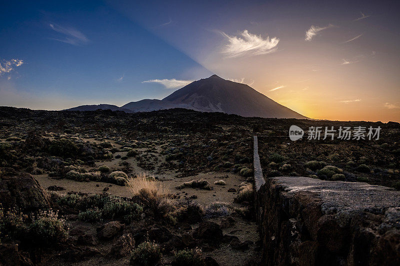 西班牙加那利群岛特内里费岛泰德国家公园TF-21路附近32,5公里处的El Teide火山后壮观的日落